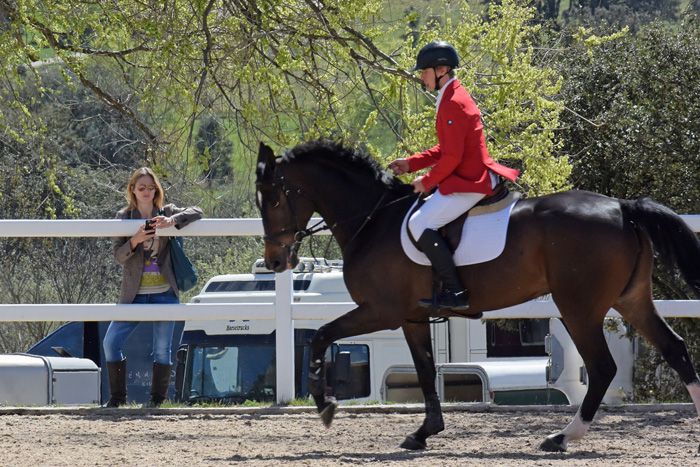 Luis, el hijo de Genoveva Casanova, montando a caballo