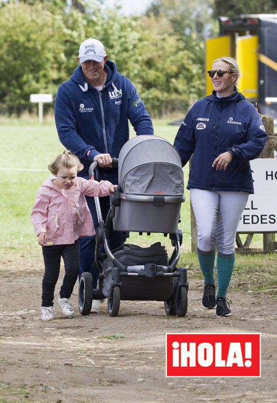 Zara y Mike Tindall con sus hijas