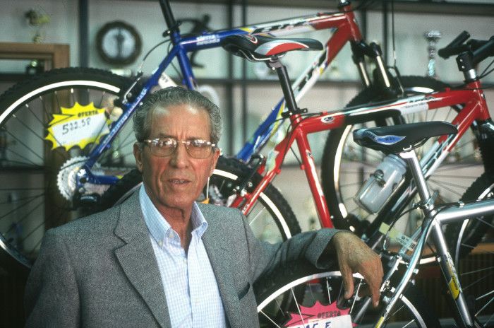 Federico Martín Bahamontes en su tienda de bicicletas