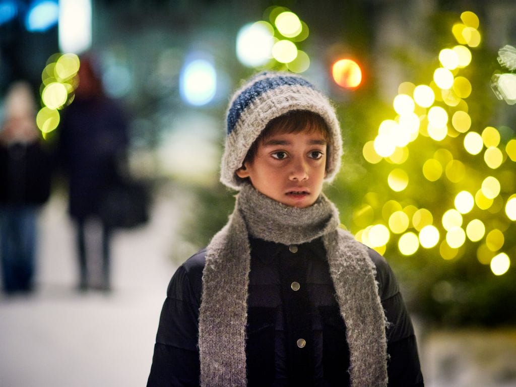 Julián es un niño que siente que su familia se ha olvidado d ela Navidad con la muerte de su hermana mayor