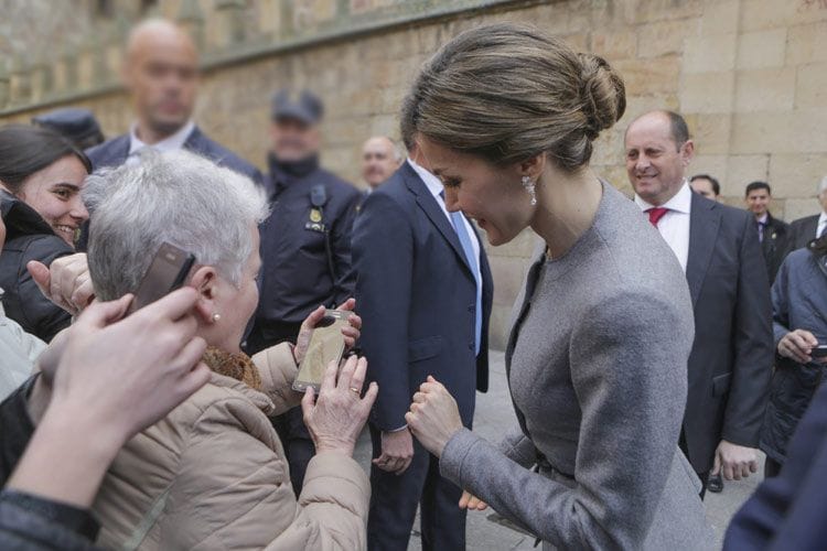 ¿Ha salido bien?, parece estar preguntado doña Letizia a Juani
