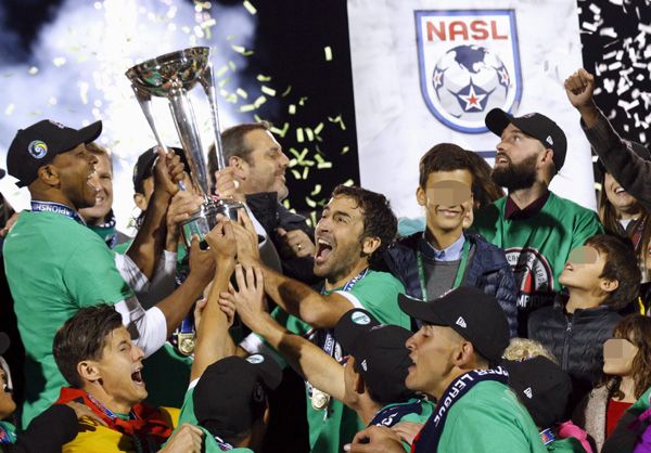 Raúl contó con el apoyo de su familia en este partido tan especial. Su mujer y sus cinco hijos siguieron muy de cerca el encuentro entre el Cosmos de Nueva York y el Fury de Ottawa (3-2) en el estadio James M. Shuart de Hempstead. Y una vez finalizado el partido, saltaron al campo para unirse a la celebración
