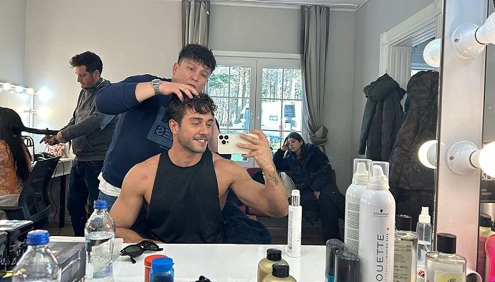 Onur Seyit Yaran ('Hermanos') se divierte en set de maquillaje del rodaje