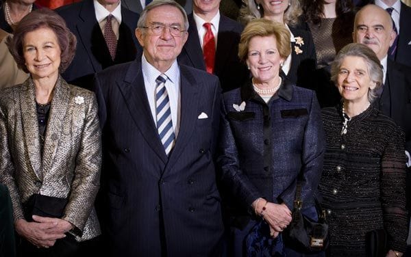 A la celebración acudió la reina Sofía, acompañada de su hermana, la princesa Irene y de su hermano el rey Constantino de Grecia y la esposa de este, la reina Ana María
