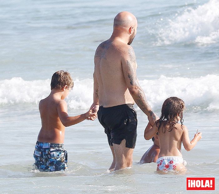 Kiko Rivera, muy cariñoso con sus hijos y su sobrino en la playa