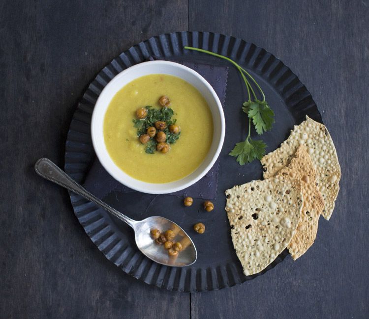 Crema de chirivía y garbanzos con curry y cilantro