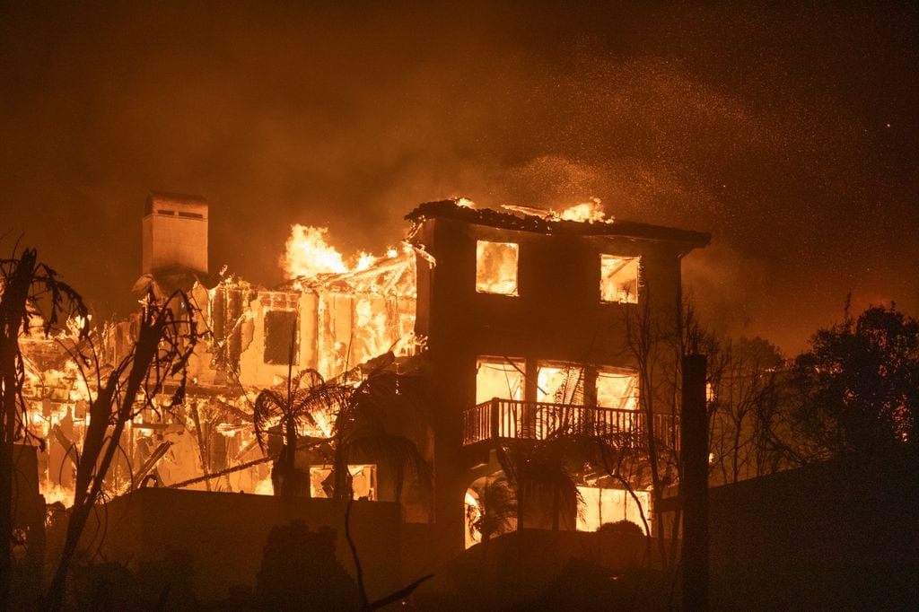 Los incendios han arrasado residencias cercanas a la autopista Pacific Coast. El fuego se ha extendido hasta más de 2,900 acres en California