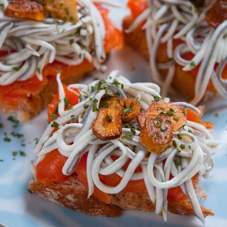 tosta de salmon ahumado gulas al ajillo y mostaza