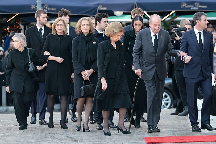 El rey Juan Carlos, arropado por su familia en el funeral de su cuñado