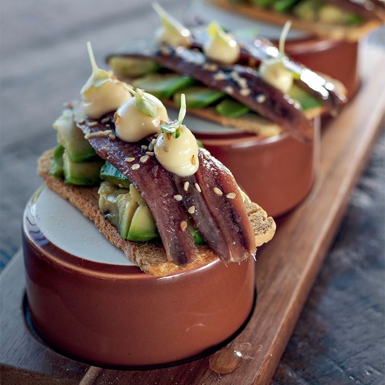 Canapés de anchoas y aguacate