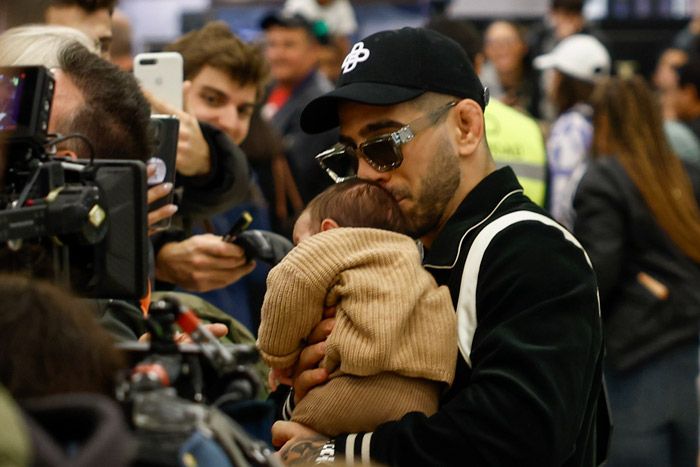 Ilia Topuria con un bebé en el aeropuerto