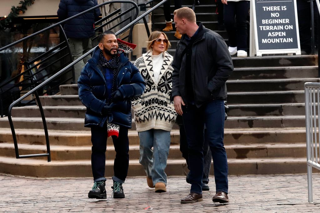 Benny Medina, Jennifer Lopez y su guardaespaldas fotografiados el 26 de diciembre en Aspen, Colorado