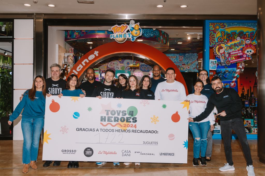 Asociación Toys 4 Heroes con cheque de recaudación