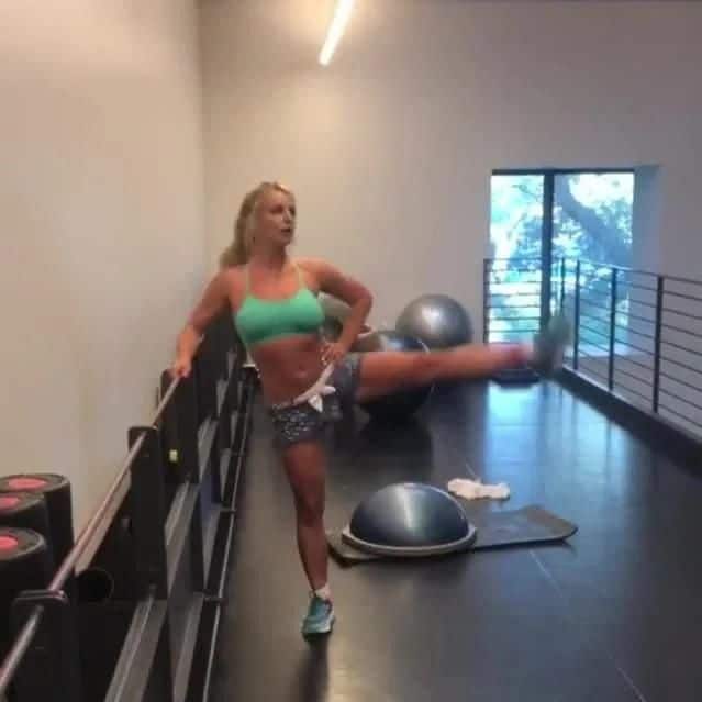 Britney realiza levantamiento lateral de pierna
