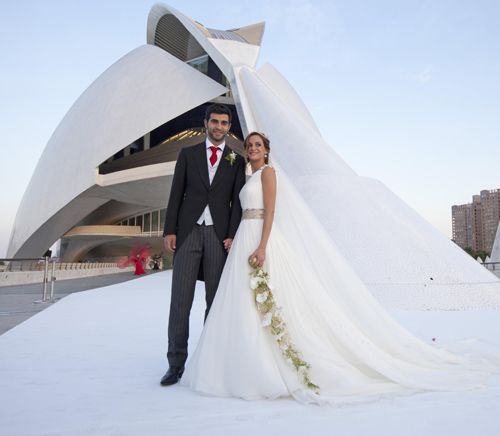 Una imagen para el recuerdo de los recién casados con en un marco incomparable, el Palau de les Arts de Valencia