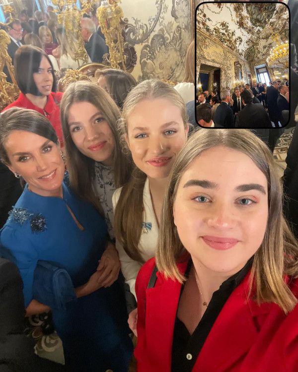 Selfie de Andrea Henry con la princesa de Asturias, la Reina y la Infanta 