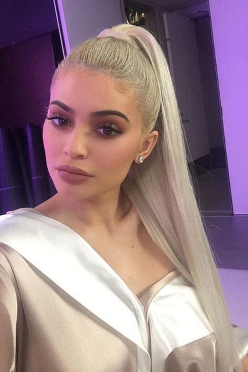 Kylie Jenner: melena rubia y cuidada