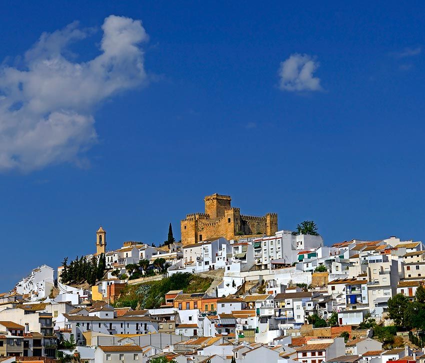 Panorámica del pueblo de Espejo y su castillo, Córdoba