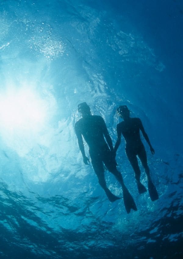 Dos personas haciendo snorkel