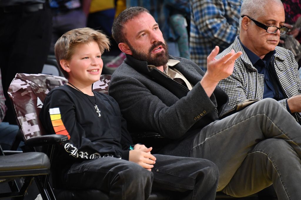 Ben Affleck con su hijo Samuel apoyando a Los Angeles Lakers en el Crypto.com Arena el 10 de noviembre de 2024