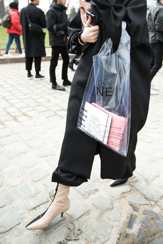 paris street style bolso plastico celine