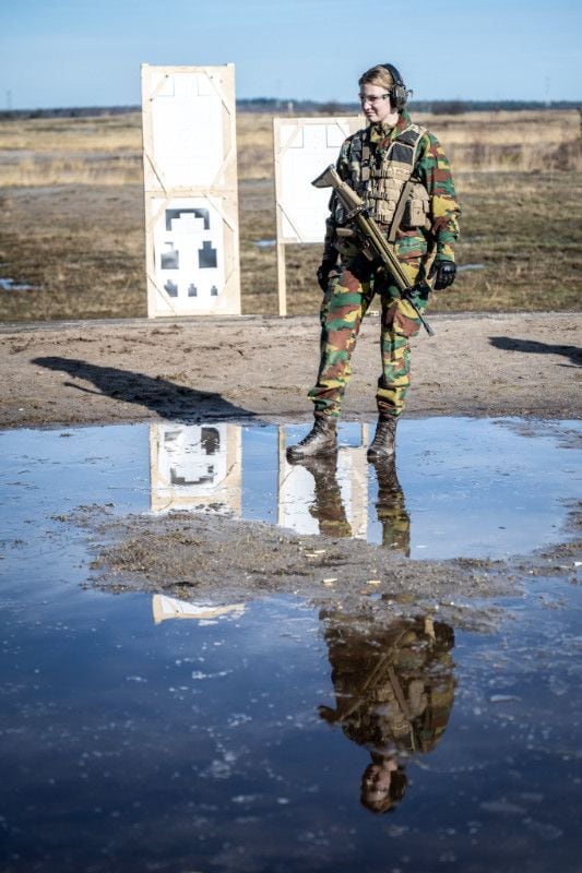 Elisabeth de Bélgica en unos entrenamientos militares 