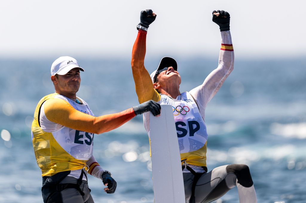 Diego Botín y Florian Trittel celebrando su oro en vela en 49er