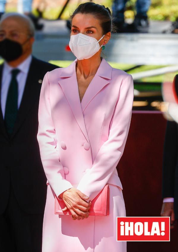 Doña Letizia con un abrigo rosa