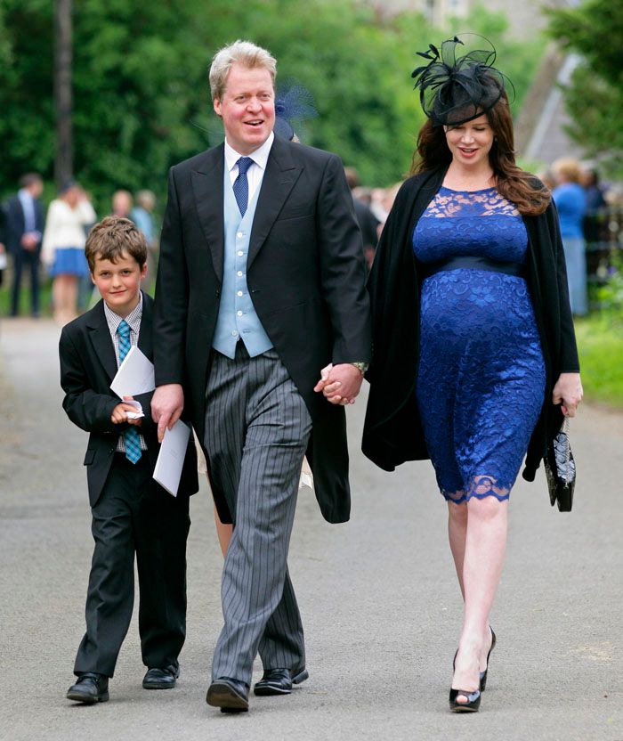 Edmund cuando era un niño, de la mano de su padre, Charles Spencer, y la tercera mujer de este, Karen Villeneuve embarazada