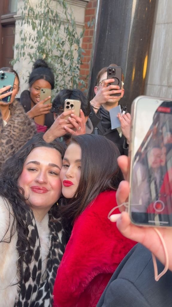 Tras su aparición en un Sephora local, la cantante fue ‘host’ de una fiesta de lanzamiento correspondiente a su nueva canción con Gracie Abrams.