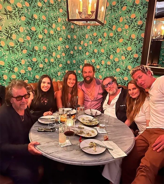 Al Pacino y Noor Alfallah en una cena con Jason Momoa