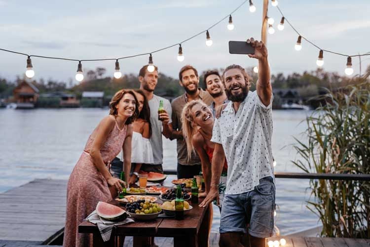 Una reunión de amigos haciéndose un selfie