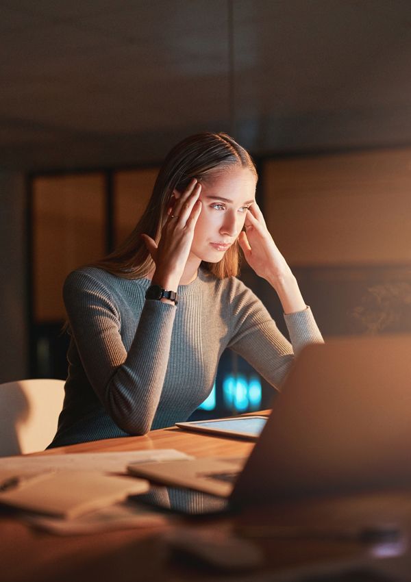 Mujer trabajando de noche