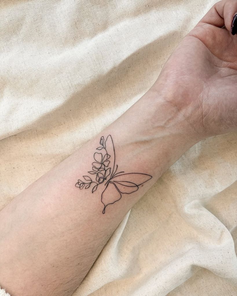 Tatuaje mariposa minimalista de un solo trazo