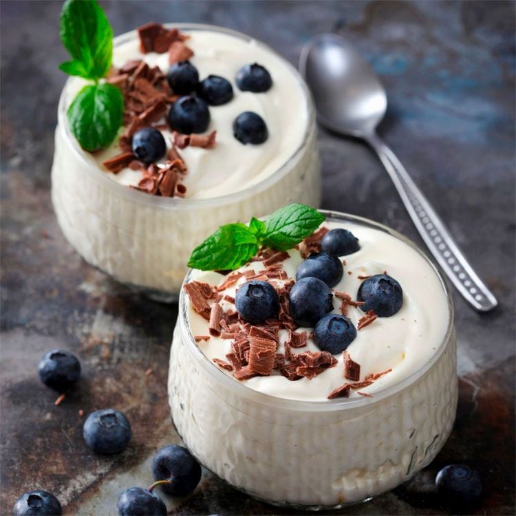 'Mousse' de chocolate blanco con arándanos