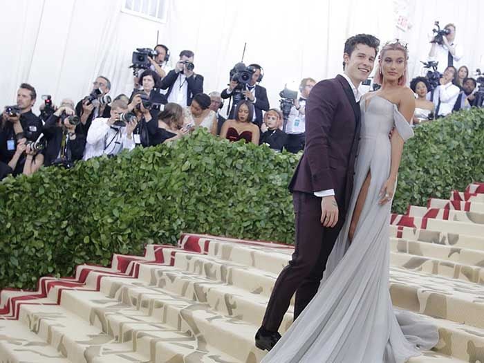 Hailey Baldwin y Shawn Mendes en la gala MET 2018