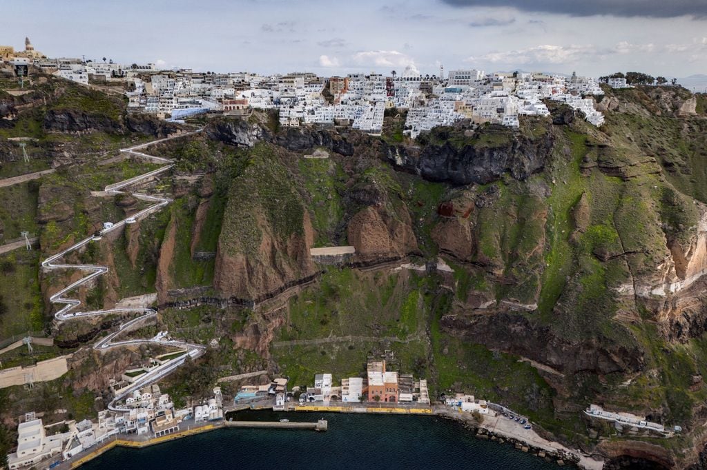 Santorini en alerta: más de 550 sismos sacuden la isla y provocan evacuaciones