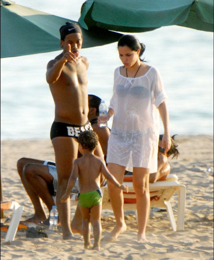 Ronaldinho con su hijo y la madre de este