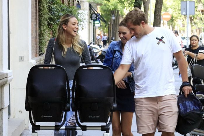 Alice Campello, de paseo con sus mellizos por Madrid