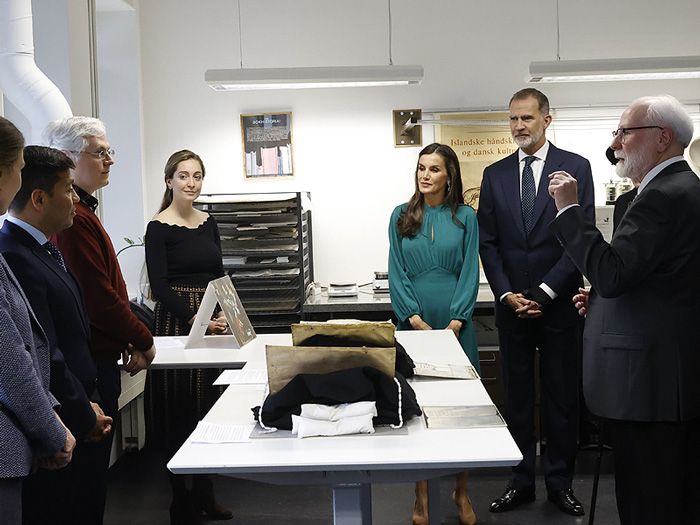 Don Felipe y doña Letizia en una biblioteca 