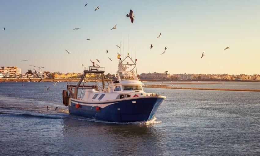 Barco pesquero frente a las costas de Isla Cristina.