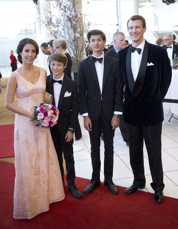 Joaquín y Marie de Dinamarca con los príncipes Félix y Nicolás durante las celebraciones del 75 cumpleaños de la reina Margarita
