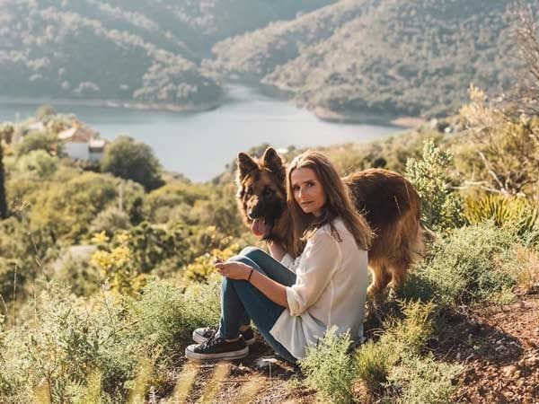 María del Prado con su perro