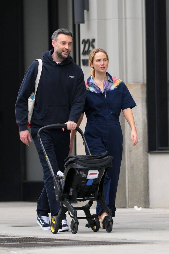 Jennifer Lawrence y su marido Cooke Maroney paseando con su hijo