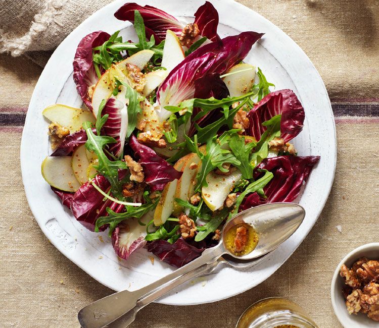 Ensalada de 'radicchio' con pera, nueces garrapiñadas y vinagreta de mostaz