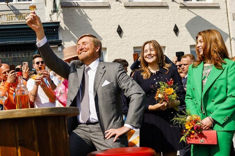 Guillermo de Holanda brindando por su cumpleaños