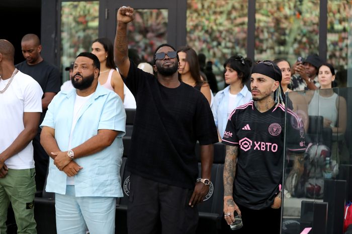 Camila Cabello en el partido de Messi en Miami, detrás de Rauw Alejandro