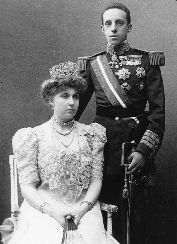 Alfonso XIII, junto a la reina Victoria Eugenia