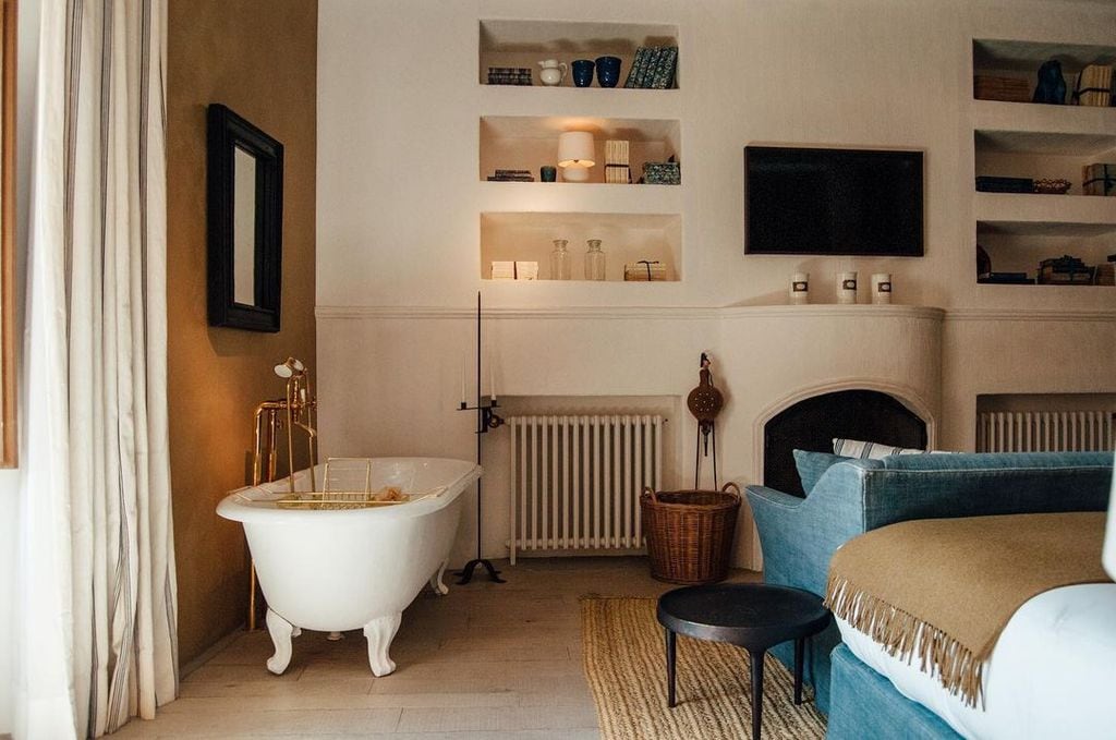 Casa Taberna de Samantha Vallejo Nájera en Pedraza (Segovia). Suite de estilo rústico con bañera y chimenea