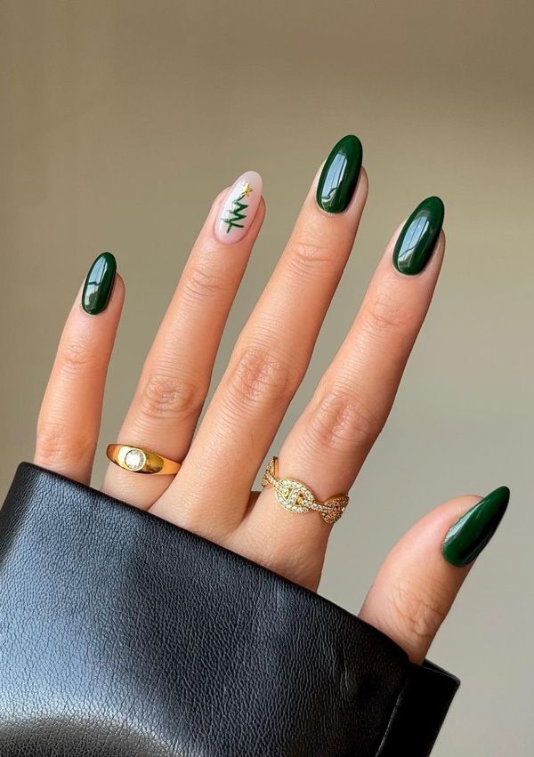 Manicura de Navidad verde con árbol de Navidad